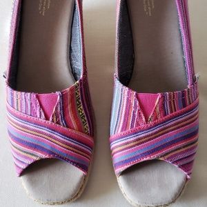 Authentic Toms Fushia Cruz Wedges